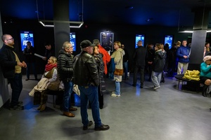 Koncert: John Porter - Helicopters'45 - Publiczność w hallu kina