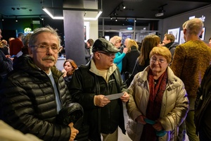 Koncert: John Porter - Helicopters'45 - Publiczność w hallu kina