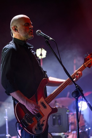 Koncert: John Porter - Helicopters'45 - Na scenie grający na basie i śpiewający Jacek Szafraniec