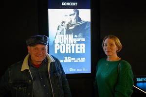 Koncert: John Porter - Helicopters'45 - Publiczność w hallu kina