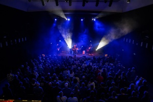 Koncert: John Porter - Helicopters'45 - Na scenie zespół Johna Portera z perspektywy balkonu