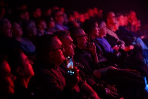 Koncert: John Porter - Helicopters'45 - Publiczność w sali kina zasłuchana w piosenkach z albumu "Helicopters" wykonywanych na żywo przez zespół Johna Portera