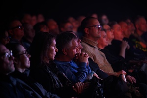 Koncert: John Porter - Helicopters'45 - Publiczność w sali kina zasłuchana w piosenkach z albumu "Helicopters" wykonywanych na żywo przez zespół Johna Portera