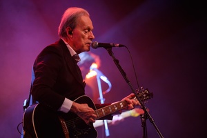 Koncert: John Porter - Helicopters'45 - Na scenie śpiewający i grający na gitarze John Porter