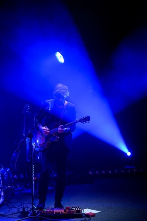 Koncert: John Porter - Helicopters'45 - Na scenie grający na gitarze Krzysztof Łochowicz