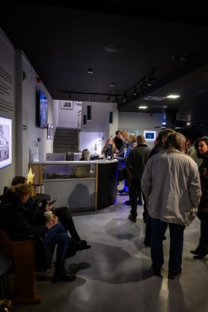 Koncert: John Porter - Helicopters'45 - Publiczność w hallu kina