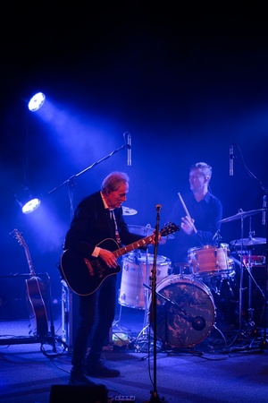 Koncert: John Porter - Helicopters'45 - Na scenie grający na gitarze John Porter, w tle grający na perkusji Robert Rasz