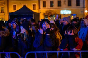 Sylwester na tarnowskim Rynku - Bawiąca się publiczność zebrana przed sceną