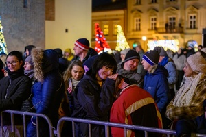 Sylwester na tarnowskim Rynku - Bawiąca się publiczność zebrana przed sceną