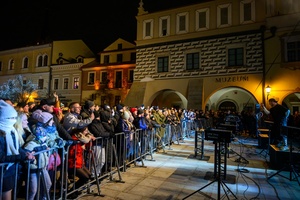 Sylwester na tarnowskim Rynku - Bawiąca się publiczność zebrana przed sceną