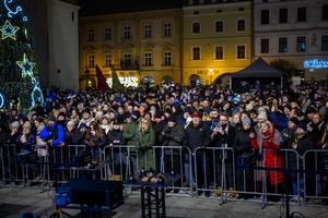 Sylwester na tarnowskim Rynku - Zebrana publiczność przed sceną odliczająca sekundy do powitania 2026 roku