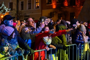 Sylwester na tarnowskim Rynku - Bawiąca się publiczność zebrana przed sceną