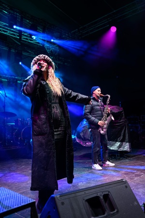 Sylwester na tarnowskim Rynku - Na scenie występ live act DJ'a Adee. Na pierwszym planie wokalistka K-Leah (Katarzyna Olasz) i saksofonista Krzysztof Piłatyk kończąc sylwestrowy koncert