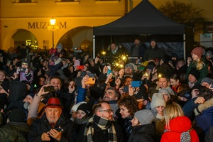 Sylwester na tarnowskim Rynku - Sylwestrowa publiczność podziwiająca pokaz ogni i fajerwerków