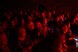 Koncert: Agnieszka Hekiert - Magia Świąt - Scena i publiczność podczas koncertu w Piwnicach Tarnowskiego Centrum Kultury.