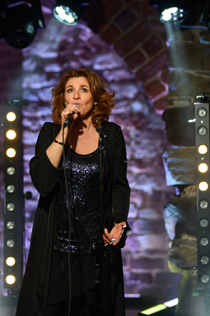 Koncert: Agnieszka Hekiert - Magia Świąt - Agnieszka Hekiert na scenie podczas koncertu w Piwnicach TCK.