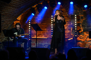 Koncert: Agnieszka Hekiert - Magia Świąt - Agnieszka Hekiert na scenie podczas koncertu w Piwnicach TCK.