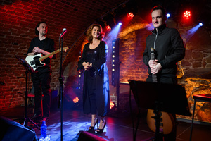 Koncert: Agnieszka Hekiert - Magia Świąt - Agnieszka Hekiert na scenie podczas koncertu w Piwnicach TCK.