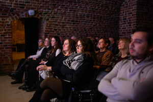 Koncert: Agnieszka Hekiert - Magia Świąt - Scena i publiczność podczas koncertu w Piwnicach Tarnowskiego Centrum Kultury.