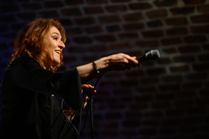 Koncert: Agnieszka Hekiert - Magia Świąt - Agnieszka Hekiert na scenie podczas koncertu w Piwnicach TCK.