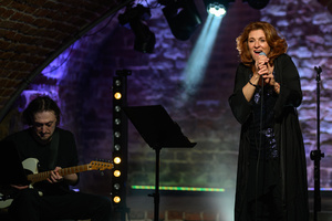 Koncert: Agnieszka Hekiert - Magia Świąt - Agnieszka Hekiert na scenie podczas koncertu.