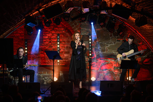 Koncert: Agnieszka Hekiert - Magia Świąt - Scena i publiczność podczas koncertu w Piwnicach Tarnowskiego Centrum Kultury.