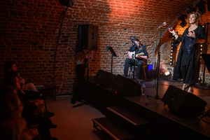 Koncert: Agnieszka Hekiert - Magia Świąt - Scena i publiczność podczas koncertu w Piwnicach Tarnowskiego Centrum Kultury.