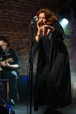 Koncert: Agnieszka Hekiert - Magia Świąt - Agnieszka Hekiert na scenie podczas koncertu w Piwnicach TCK.