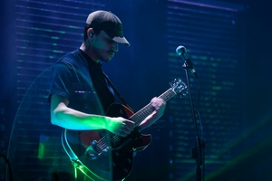 Koncert: Daria ze Śląska - Na scenie grający na gitarze Eugeniusz Szadziul