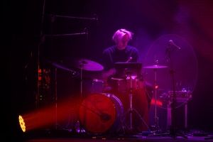 Koncert: Daria ze Śląska - Na scenie grający na perkusji Michał Jastrzębski