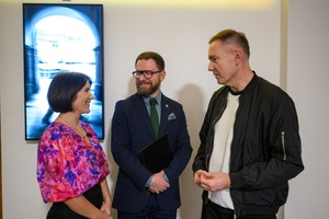 Wystawa: Nim zgaśnie Słońce - Od lewej autorka Małgorzata Sikora, Marcin Dąbek i Tomasz Kapturkiewicz Dyrektor Tarnowskiego Centrum Kultury