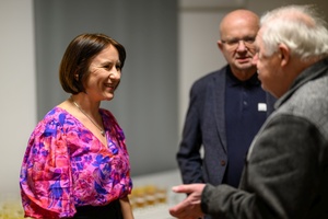 Wystawa: Nim zgaśnie Słońce - Po lewej autorka wystawy Małgorzata Sikora z gośćmi wernisażu