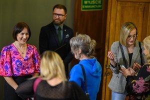 Wystawa: Nim zgaśnie Słońce - Autorka witająca gości na wernisażu.