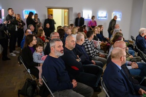 Wystawa: Nim zgaśnie Słońce - Publiczność podczas spotkania z autorką.