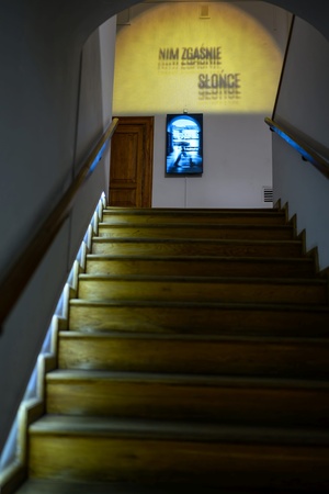 Wystawa: Nim zgaśnie Słońce - Wejście do Galerii TCK i na wystawę