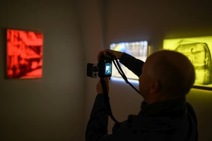 Wystawa: Nim zgaśnie Słońce - Publiczność oglądająca wystawę.