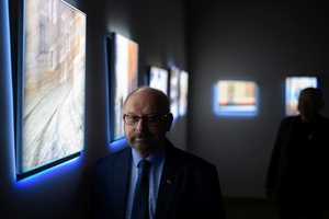 Wystawa: Nim zgaśnie Słońce - Publiczność oglądająca wystawę.