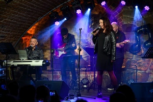 Benefis Bartka Szułakiewicza - Magdalena Trusz na scenie podczas koncertu.