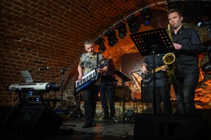 Benefis Bartka Szułakiewicza - Artyści na scenie podczas wspólnego grania.