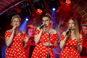 Benefis Bartka Szułakiewicza - Con Affetto i Dominik Chrobak na scenie podczas wspólnego grania.