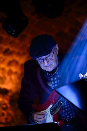 Benefis Bartka Szułakiewicza - Artyści na scenie podczas wspólnego grania.