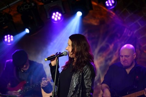 Benefis Bartka Szułakiewicza - Magdalena Trusz na scenie podczas koncertu.