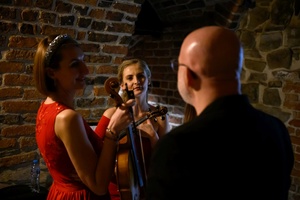 Benefis Bartka Szułakiewicza - Muzycy przygotowują się do koncertu w garderobie.