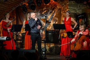 Benefis Bartka Szułakiewicza - Bartek Szułakiewicz i Con Affetto na scenie podczas wspólnego grania.