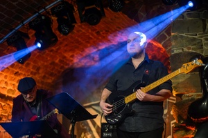 Benefis Bartka Szułakiewicza - Artyści na scenie podczas wspólnego grania.