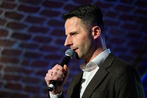 Benefis Bartka Szułakiewicza - Konferansjer Sebastian Szafarz podczas rozpoczyna koncert na scenie.