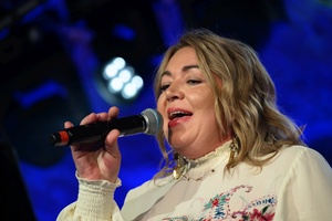 Benefis Bartka Szułakiewicza - Izabela Ilcewicz z mikrofonem podczas koncertu.