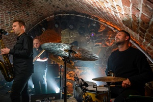 Benefis Bartka Szułakiewicza - Artyści na scenie podczas wspólnego grania.