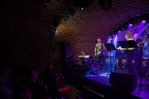 Benefis Bartka Szułakiewicza - Artyści na scenie podczas wspólnego grania.