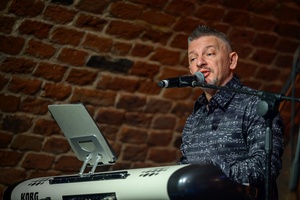 Benefis Bartka Szułakiewicza - Artyści na scenie podczas wspólnego grania.